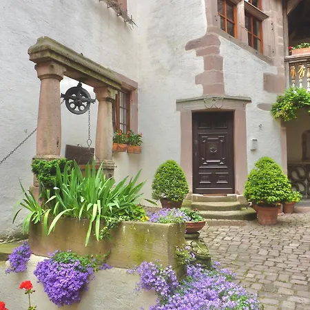 A La Cour De L'abbaye D'autrey *